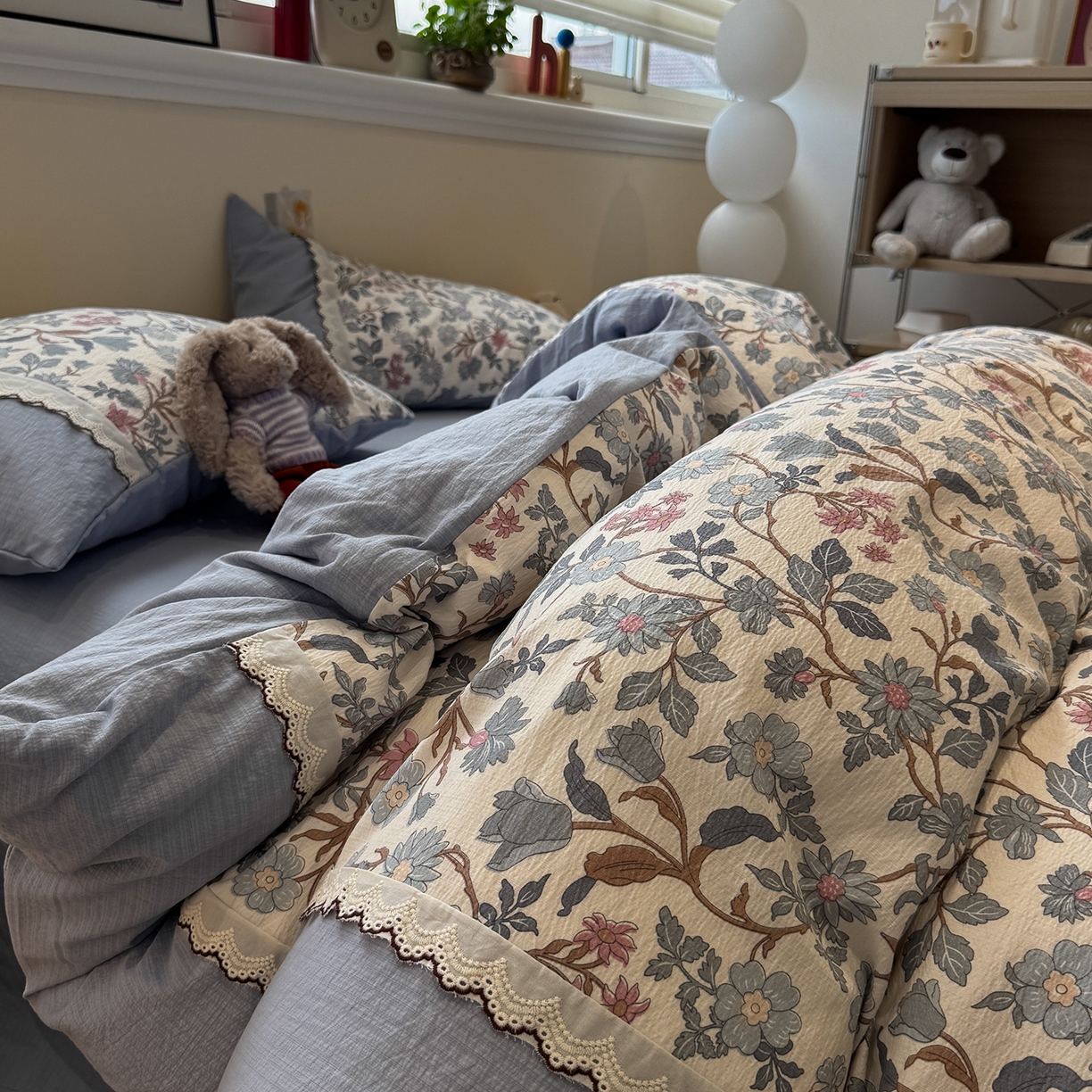 91家纺网 家纺一手货源 找家纺 水墨江南 2025新款云感皱皱纱全棉花边四件套-场景二 花边款-繁花