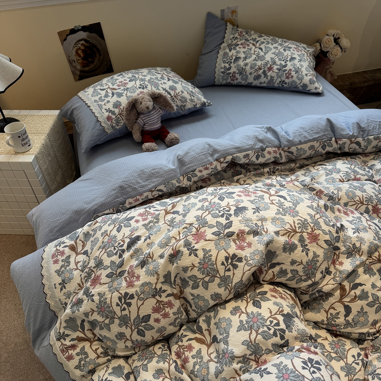 91家纺网 家纺一手货源 找家纺 水墨江南 2025新款云感皱皱纱全棉花边四件套-场景二 花边款-繁花