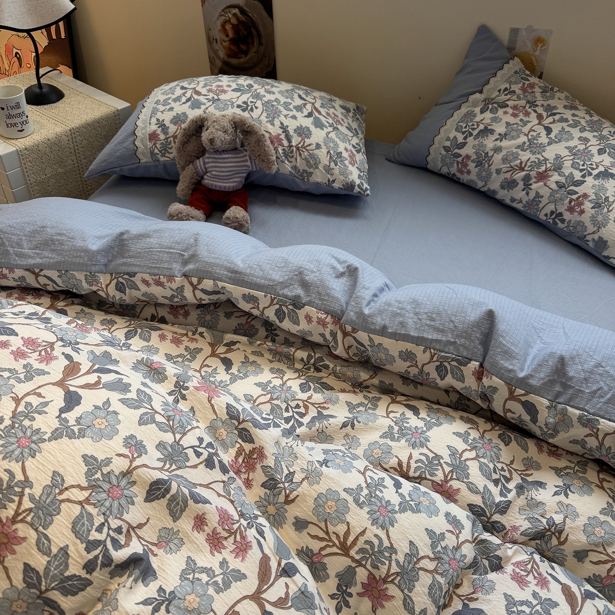 91家纺网 家纺一手货源 找家纺 水墨江南 2025新款云感皱皱纱全棉花边四件套-场景二 花边款-繁花