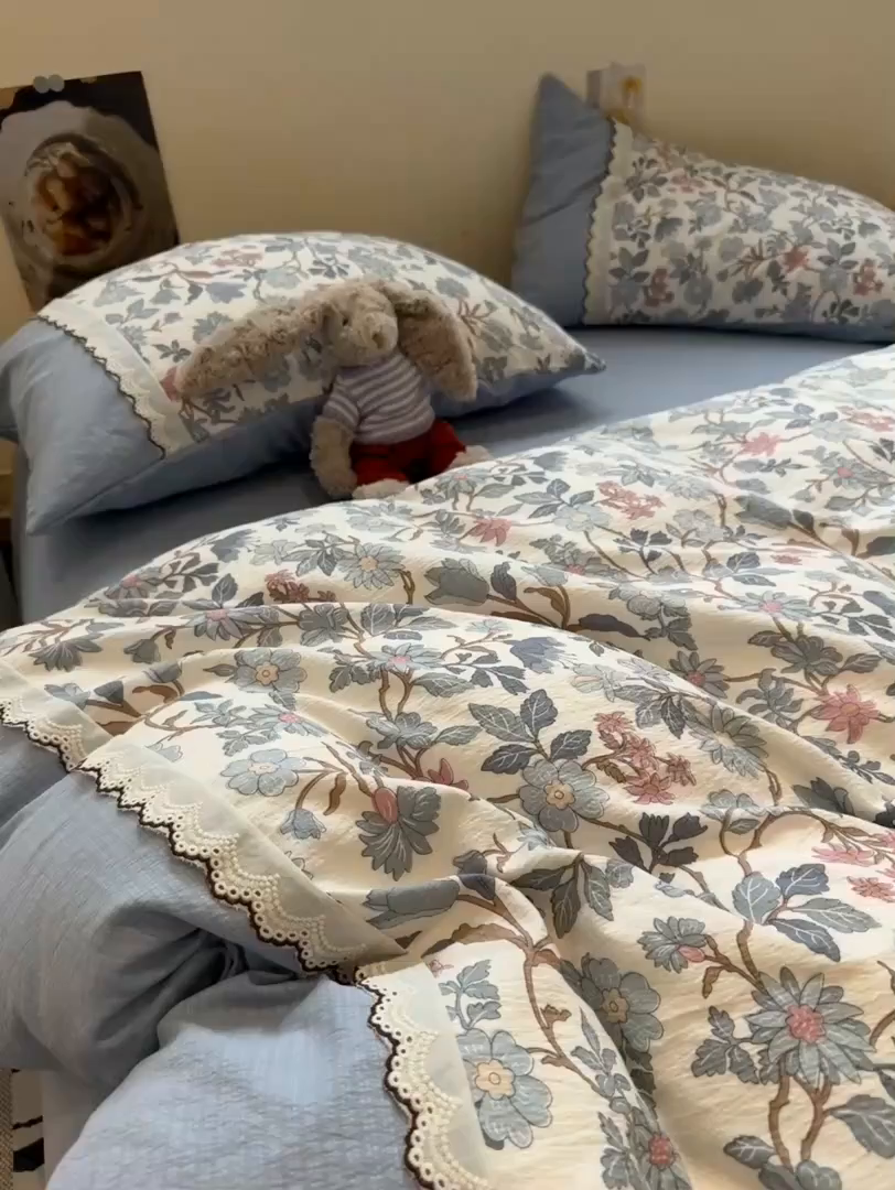 91家纺网 家纺一手货源 找家纺 水墨江南 2025新款云感皱皱纱全棉花边四件套-场景二 花边款-繁花