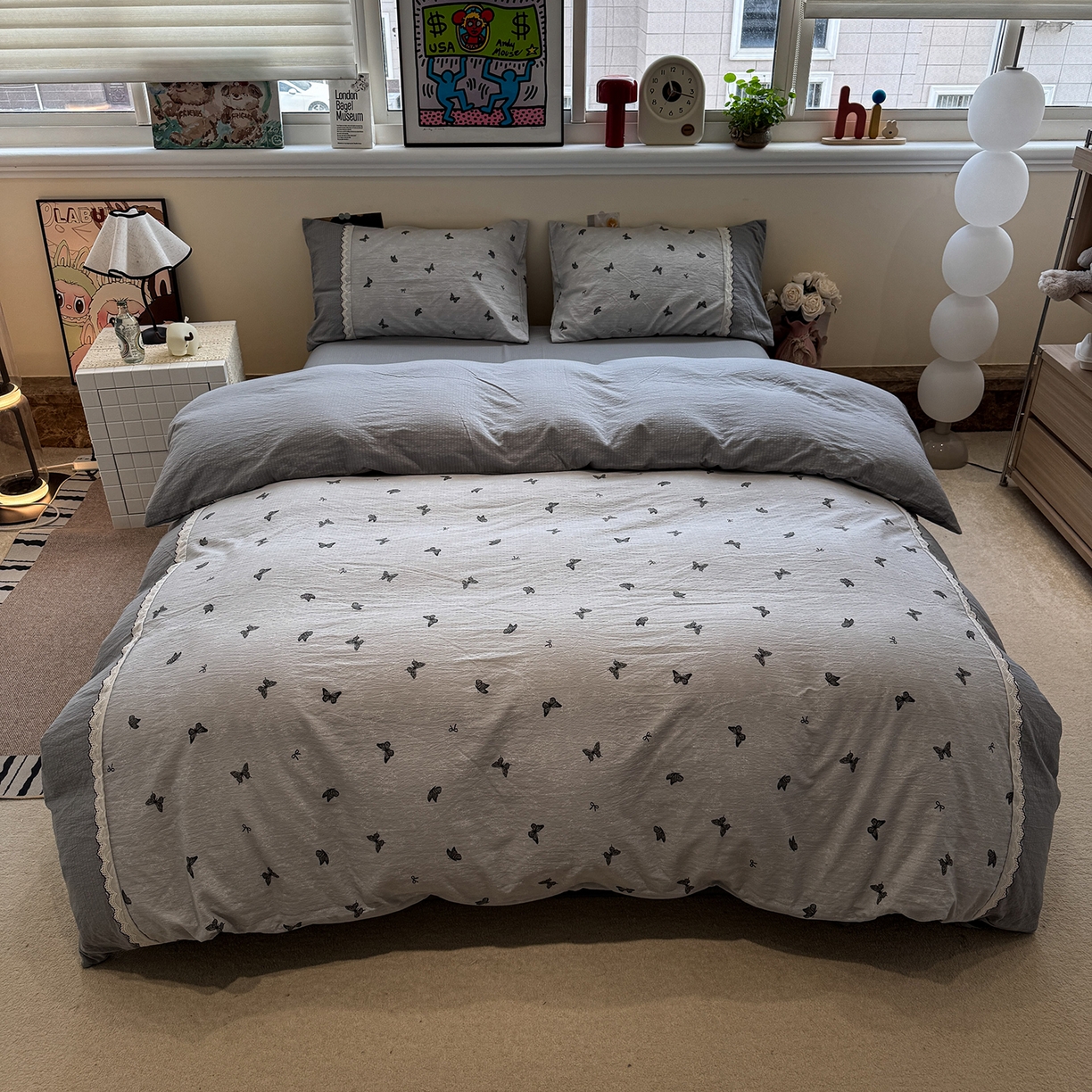 91家纺网 家纺一手货源 找家纺 水墨江南 2025新款云感皱皱纱全棉花边四件套-场景二 花边款-蝴蝶灰