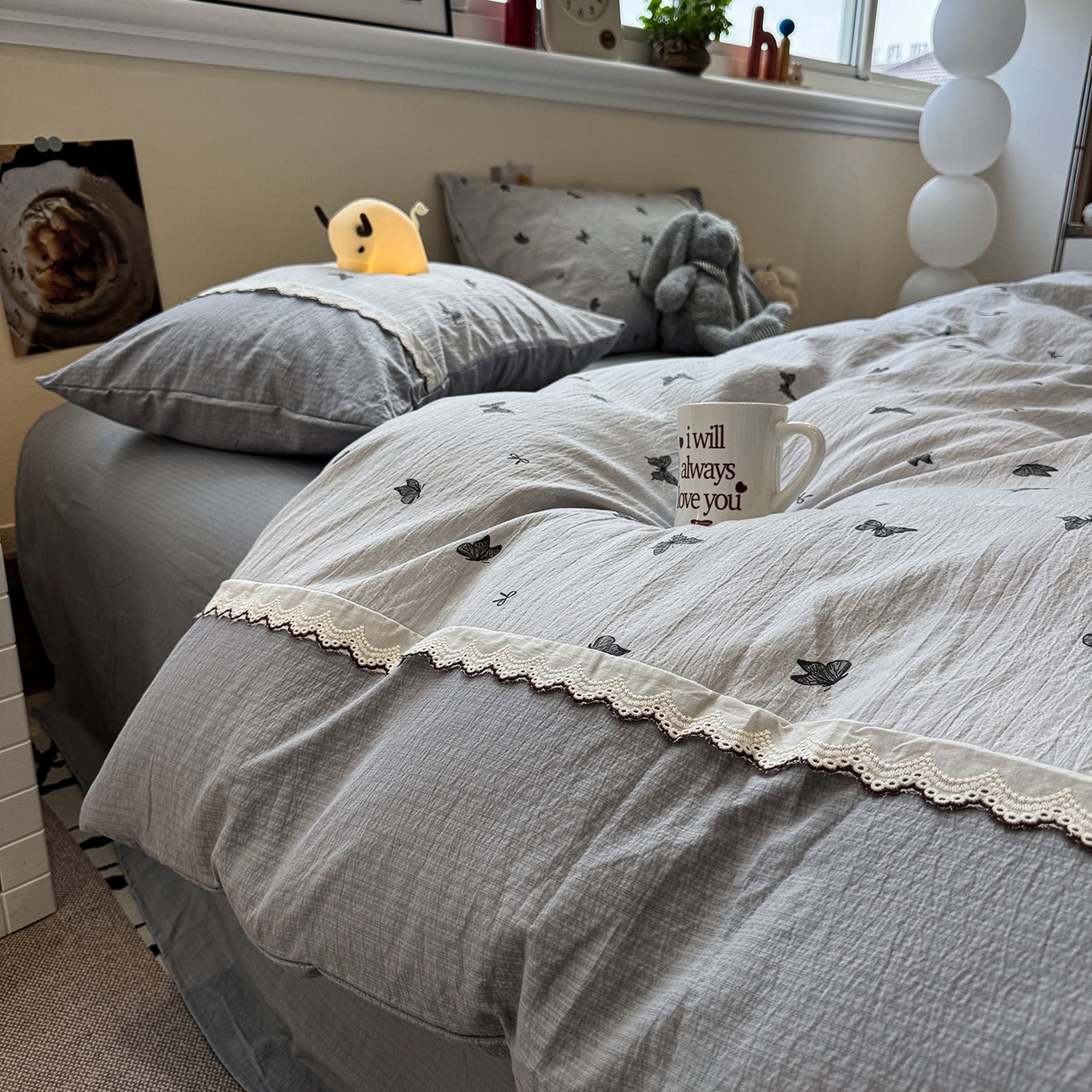 91家纺网 家纺一手货源 找家纺 水墨江南 2025新款云感皱皱纱全棉花边四件套-场景二 花边款-蝴蝶灰