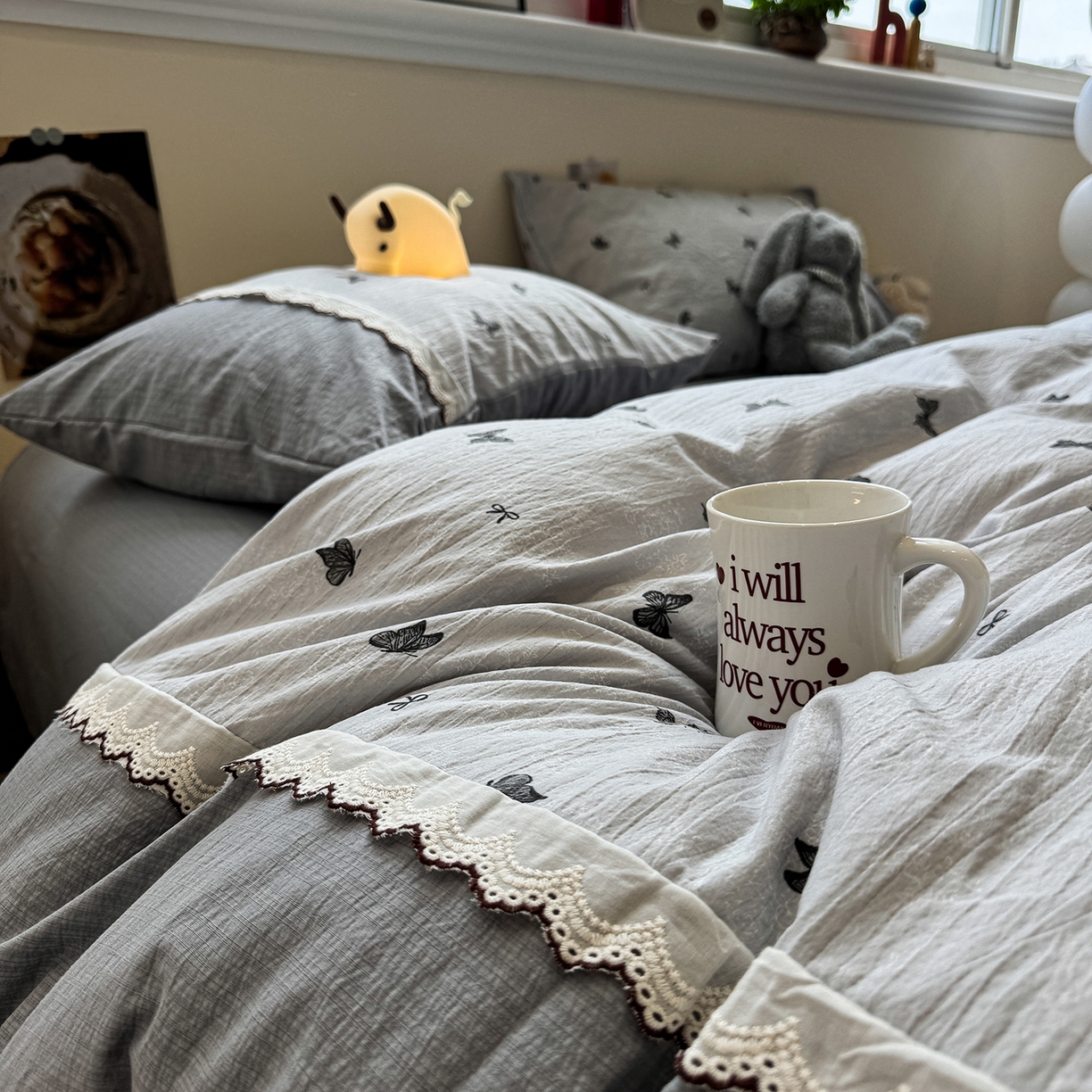 91家纺网 家纺一手货源 找家纺 水墨江南 2025新款云感皱皱纱全棉花边四件套-场景二 花边款-蝴蝶灰