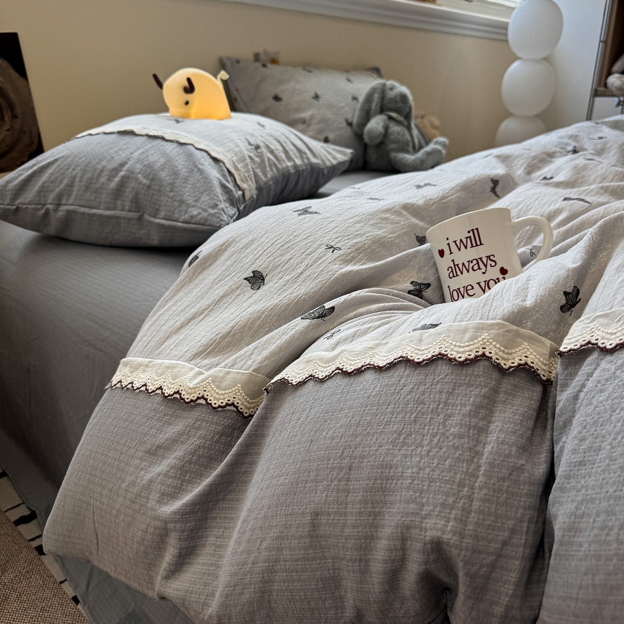 91家纺网 家纺一手货源 找家纺 水墨江南 2025新款云感皱皱纱全棉花边四件套-场景二 花边款-蝴蝶灰