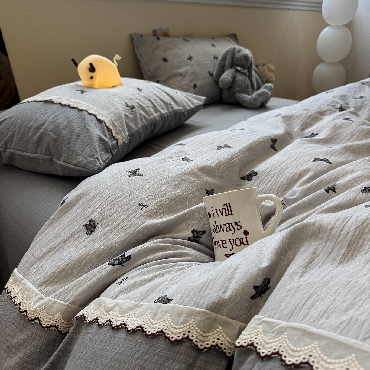 91家纺网 家纺一手货源 找家纺 水墨江南 2025新款云感皱皱纱全棉花边四件套-场景二 花边款-蝴蝶灰