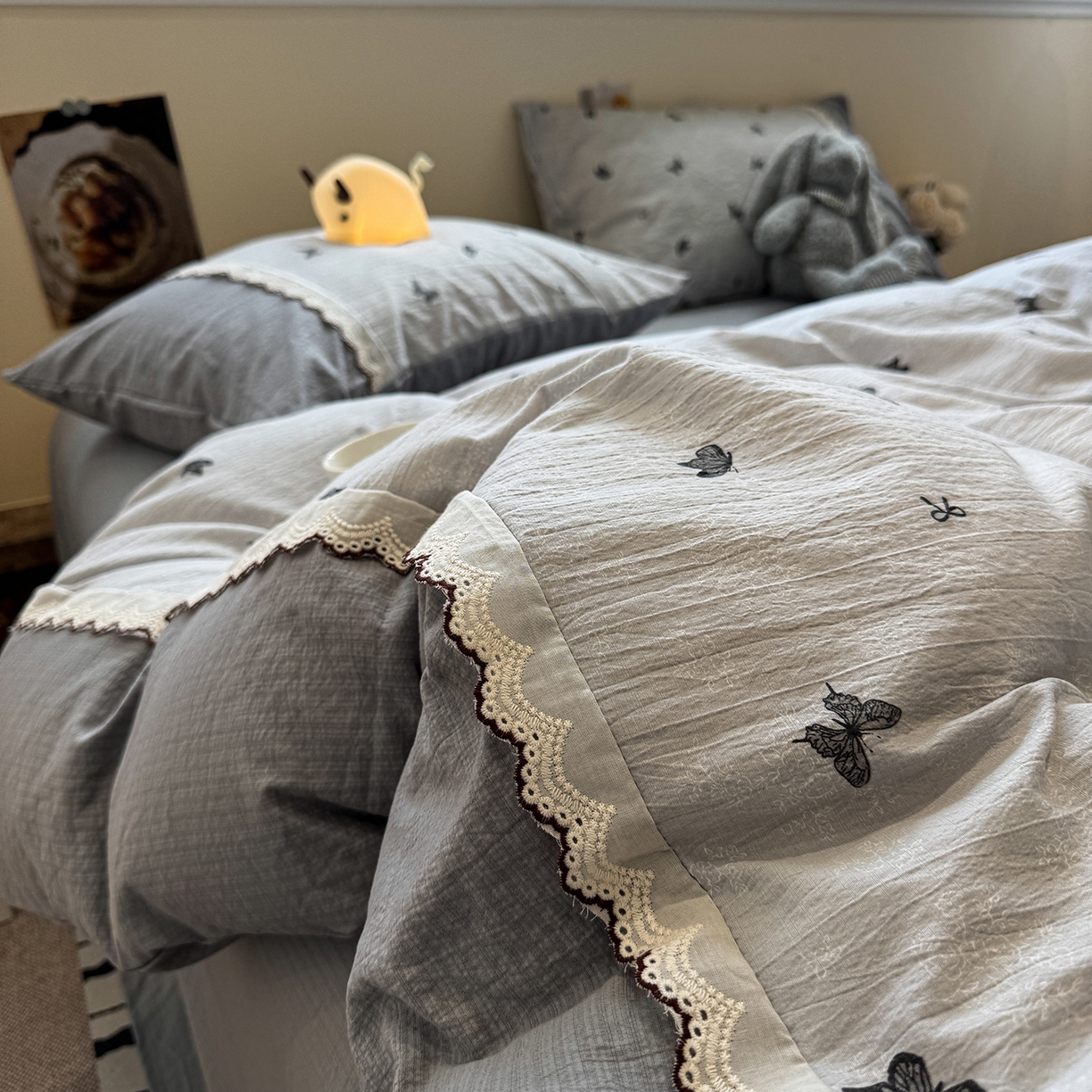 91家纺网 家纺一手货源 找家纺 水墨江南 2025新款云感皱皱纱全棉花边四件套-场景二 花边款-蝴蝶灰