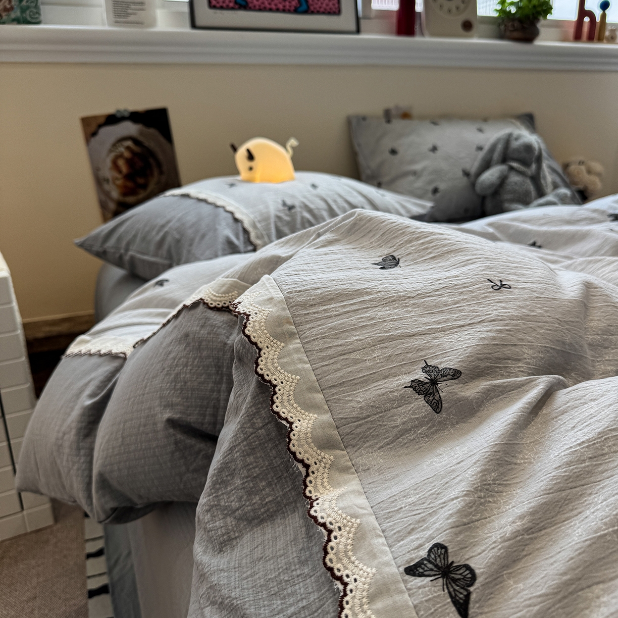 91家纺网 家纺一手货源 找家纺 水墨江南 2025新款云感皱皱纱全棉花边四件套-场景二 花边款-蝴蝶灰