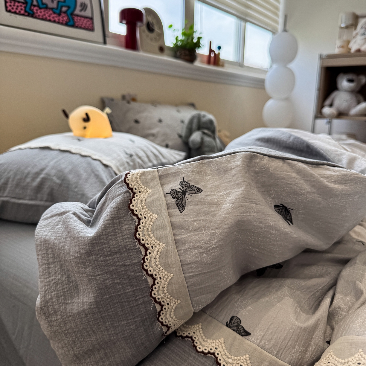 91家纺网 家纺一手货源 找家纺 水墨江南 2025新款云感皱皱纱全棉花边四件套-场景二 花边款-蝴蝶灰