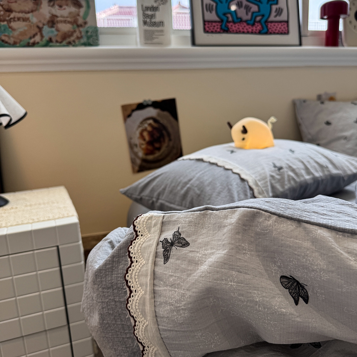 91家纺网 家纺一手货源 找家纺 水墨江南 2025新款云感皱皱纱全棉花边四件套-场景二 花边款-蝴蝶灰