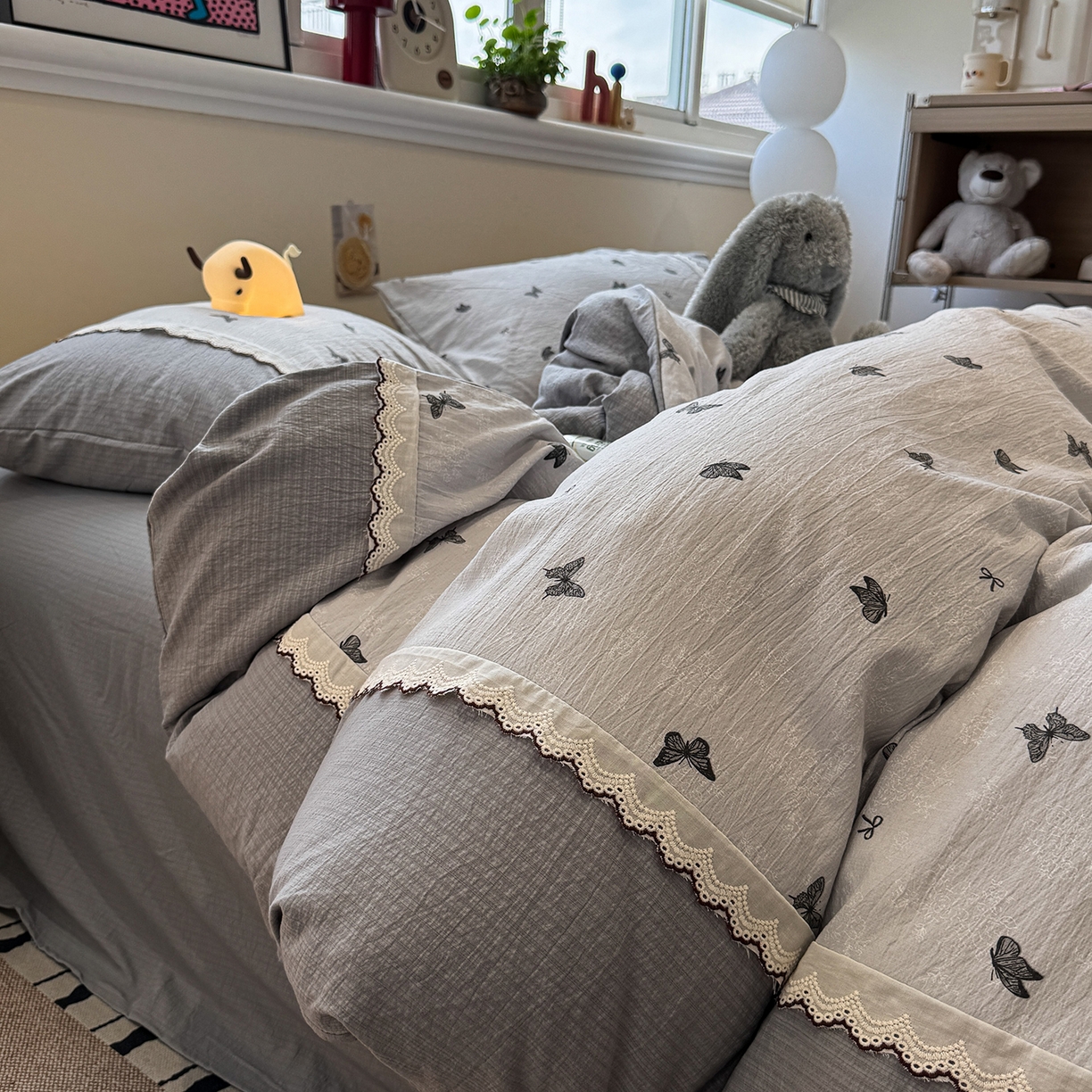 91家纺网 家纺一手货源 找家纺 水墨江南 2025新款云感皱皱纱全棉花边四件套-场景二 花边款-蝴蝶灰