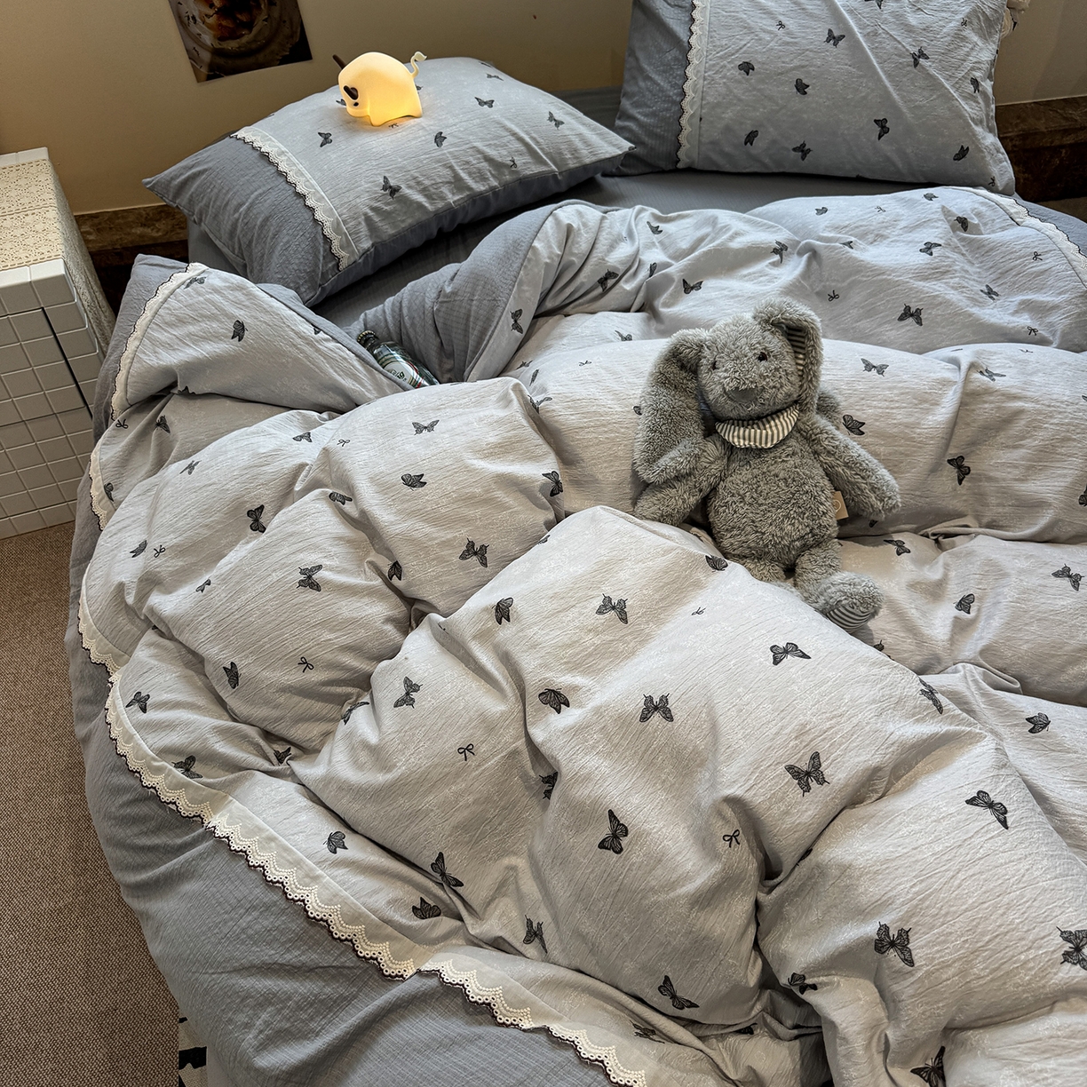 91家纺网 家纺一手货源 找家纺 水墨江南 2025新款云感皱皱纱全棉花边四件套-场景二 花边款-蝴蝶灰