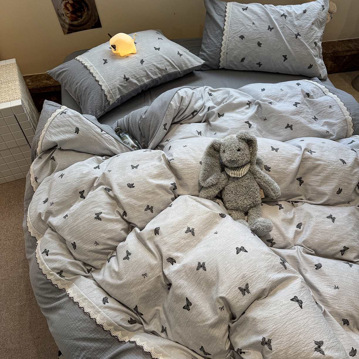 91家纺网 家纺一手货源 找家纺 水墨江南 2025新款云感皱皱纱全棉花边四件套-场景二 花边款-蝴蝶灰