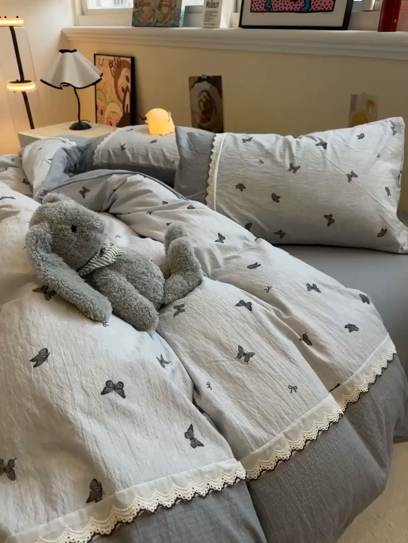 91家纺网 家纺一手货源 找家纺 水墨江南 2025新款云感皱皱纱全棉花边四件套-场景二 花边款-蝴蝶灰