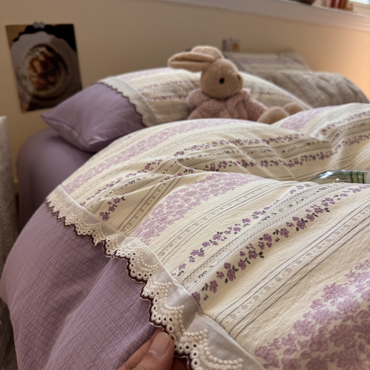 91家纺网 家纺一手货源 找家纺 水墨江南 2025新款云感皱皱纱全棉花边四件套-场景二 花边款-花序