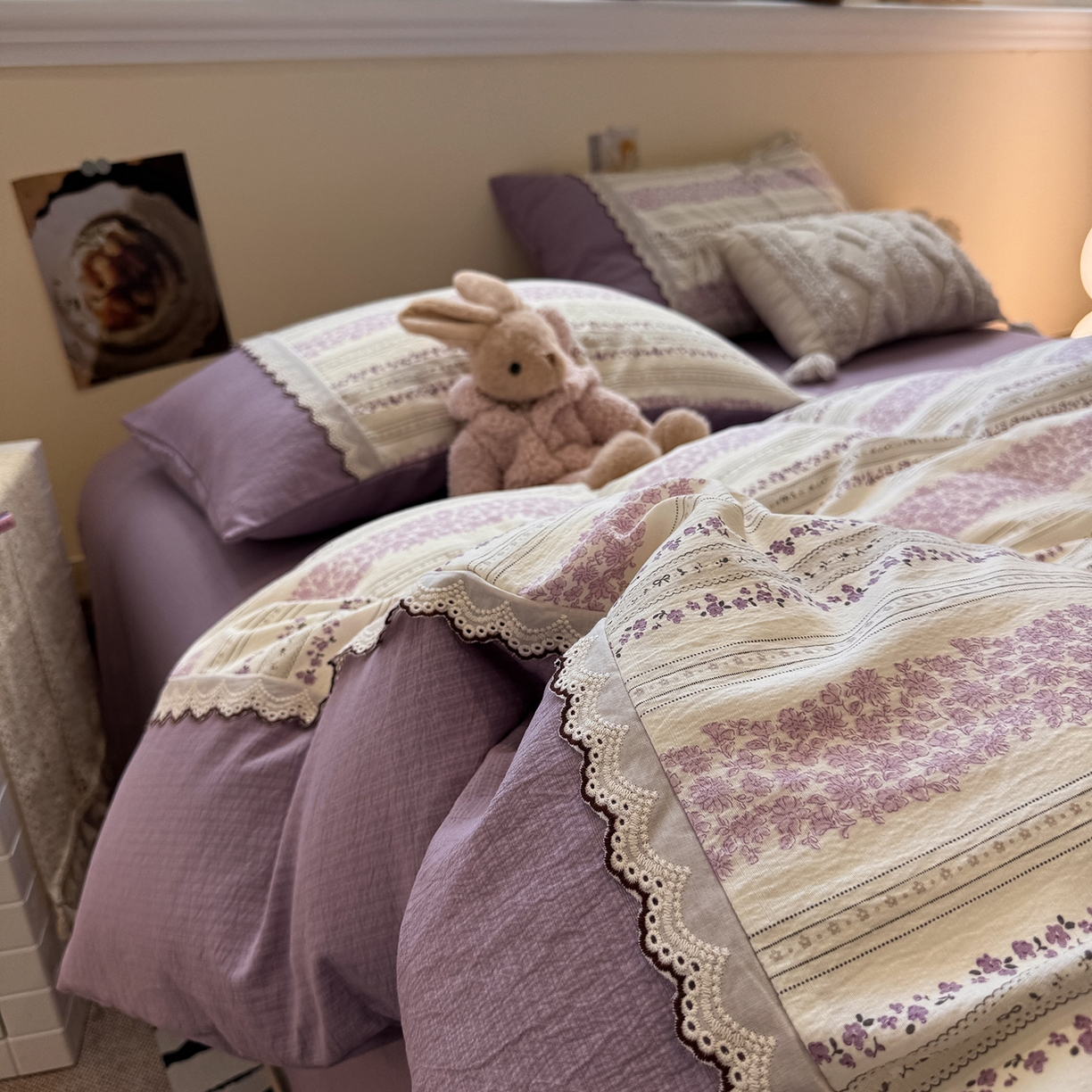 91家纺网 家纺一手货源 找家纺 水墨江南 2025新款云感皱皱纱全棉花边四件套-场景二 花边款-花序