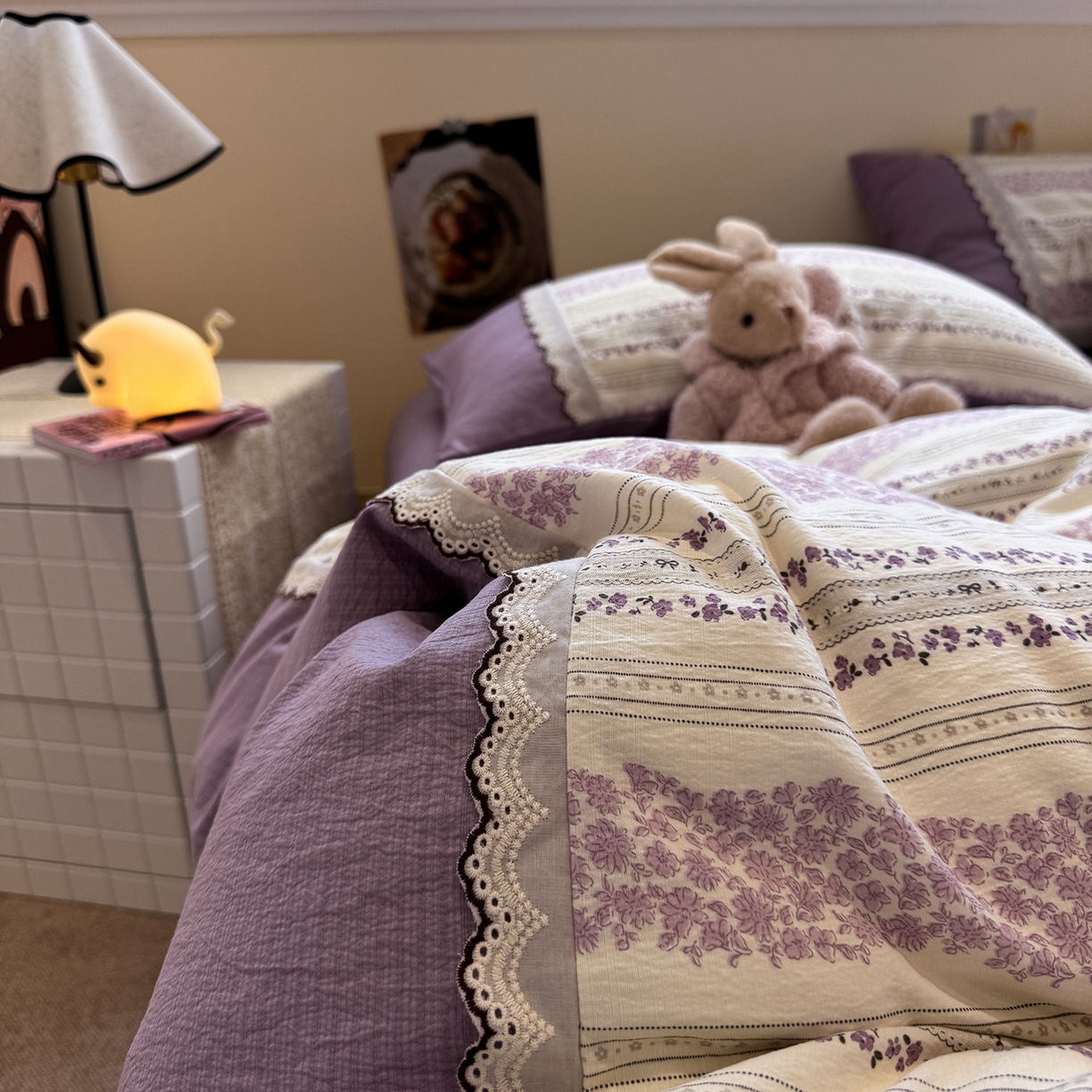 91家纺网 家纺一手货源 找家纺 水墨江南 2025新款云感皱皱纱全棉花边四件套-场景二 花边款-花序