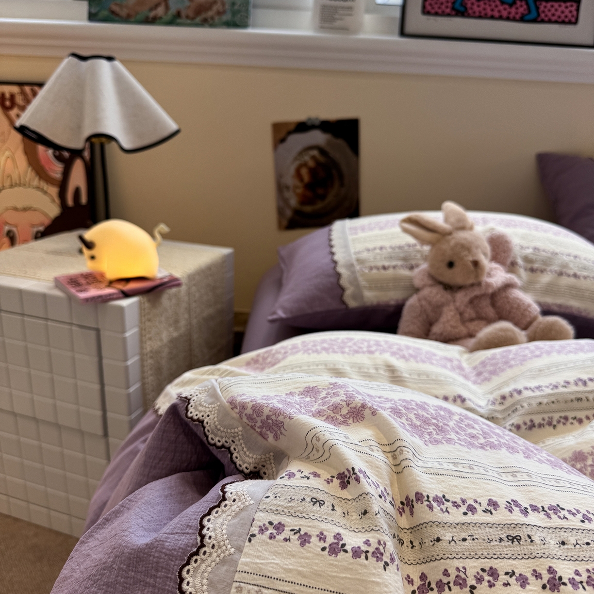 91家纺网 家纺一手货源 找家纺 水墨江南 2025新款云感皱皱纱全棉花边四件套-场景二 花边款-花序