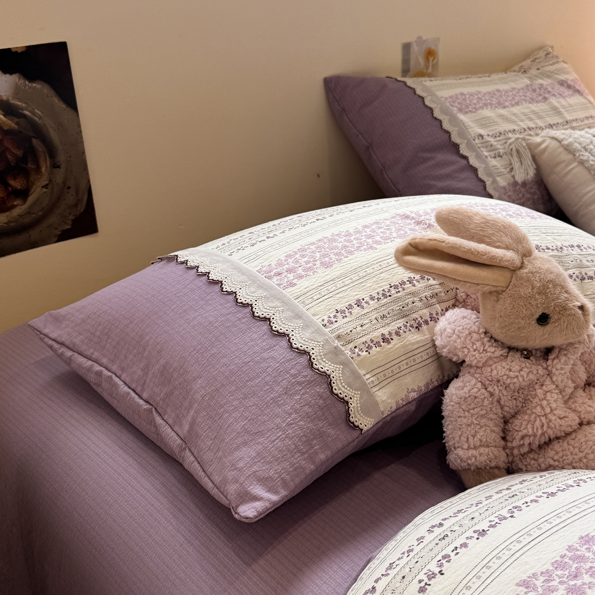 91家纺网 家纺一手货源 找家纺 水墨江南 2025新款云感皱皱纱全棉花边四件套-场景二 花边款-花序