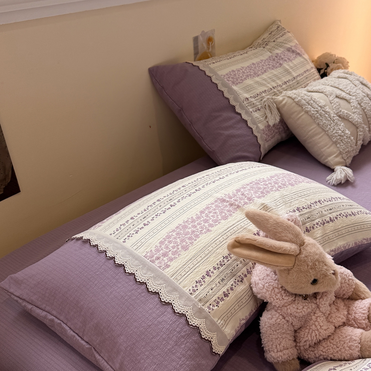 91家纺网 家纺一手货源 找家纺 水墨江南 2025新款云感皱皱纱全棉花边四件套-场景二 花边款-花序