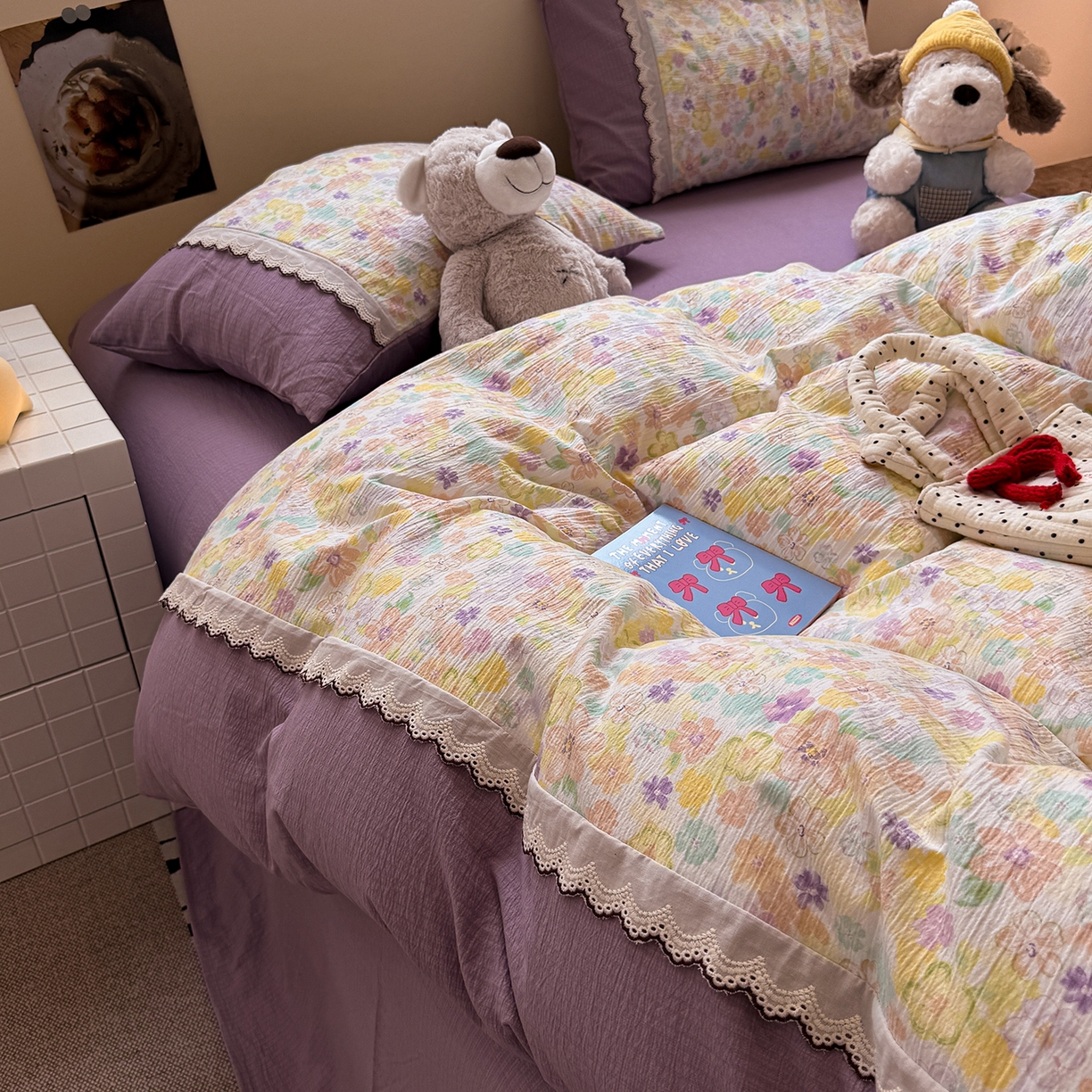 91家纺网 家纺一手货源 找家纺 水墨江南 2025新款云感皱皱纱全棉花边四件套-场景二 花边款-花雨