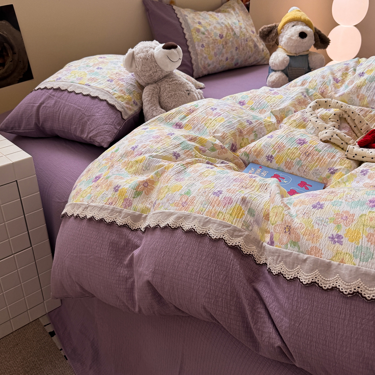 91家纺网 家纺一手货源 找家纺 水墨江南 2025新款云感皱皱纱全棉花边四件套-场景二 花边款-花雨