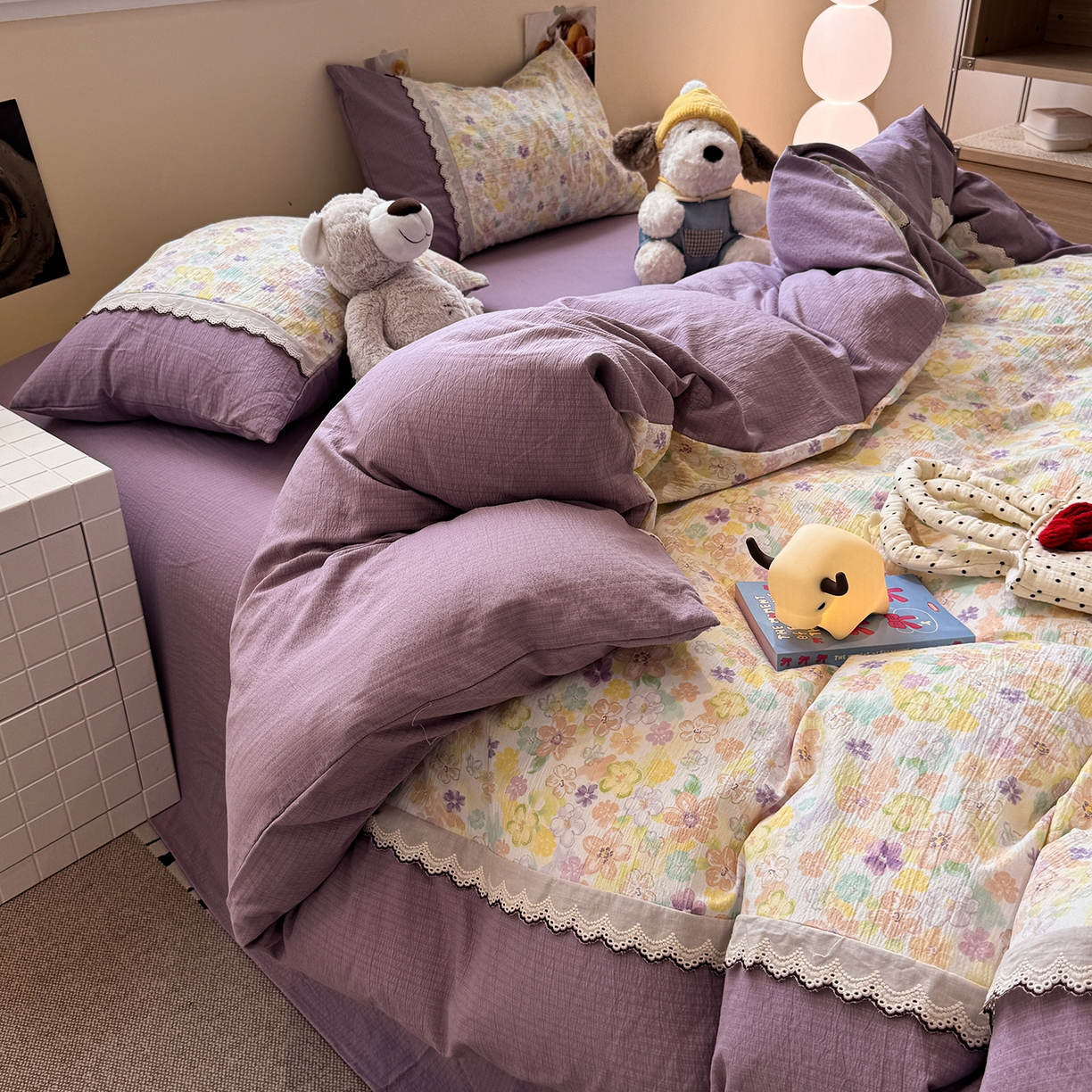 91家纺网 家纺一手货源 找家纺 水墨江南 2025新款云感皱皱纱全棉花边四件套-场景二 花边款-花雨