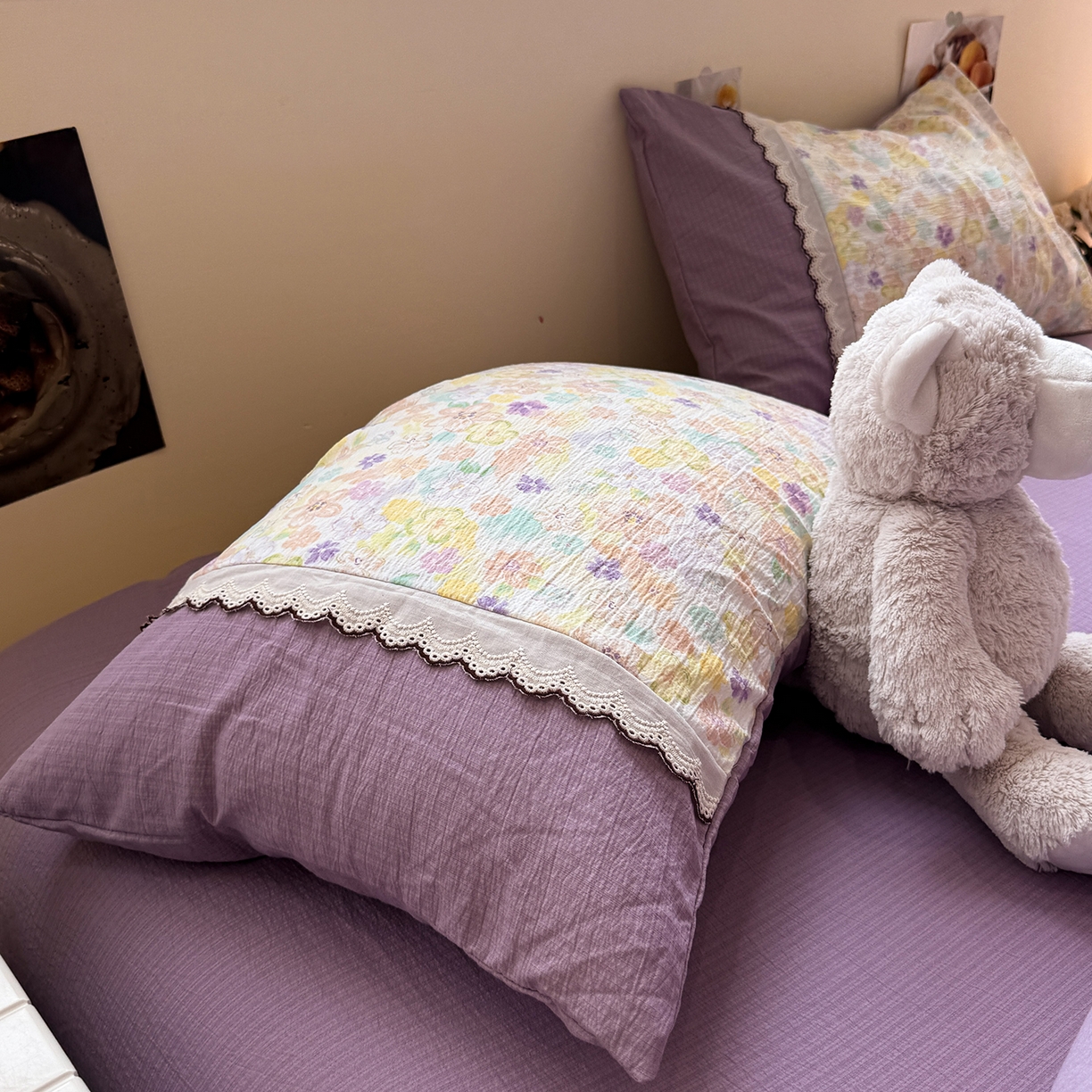 91家纺网 家纺一手货源 找家纺 水墨江南 2025新款云感皱皱纱全棉花边四件套-场景二 花边款-花雨