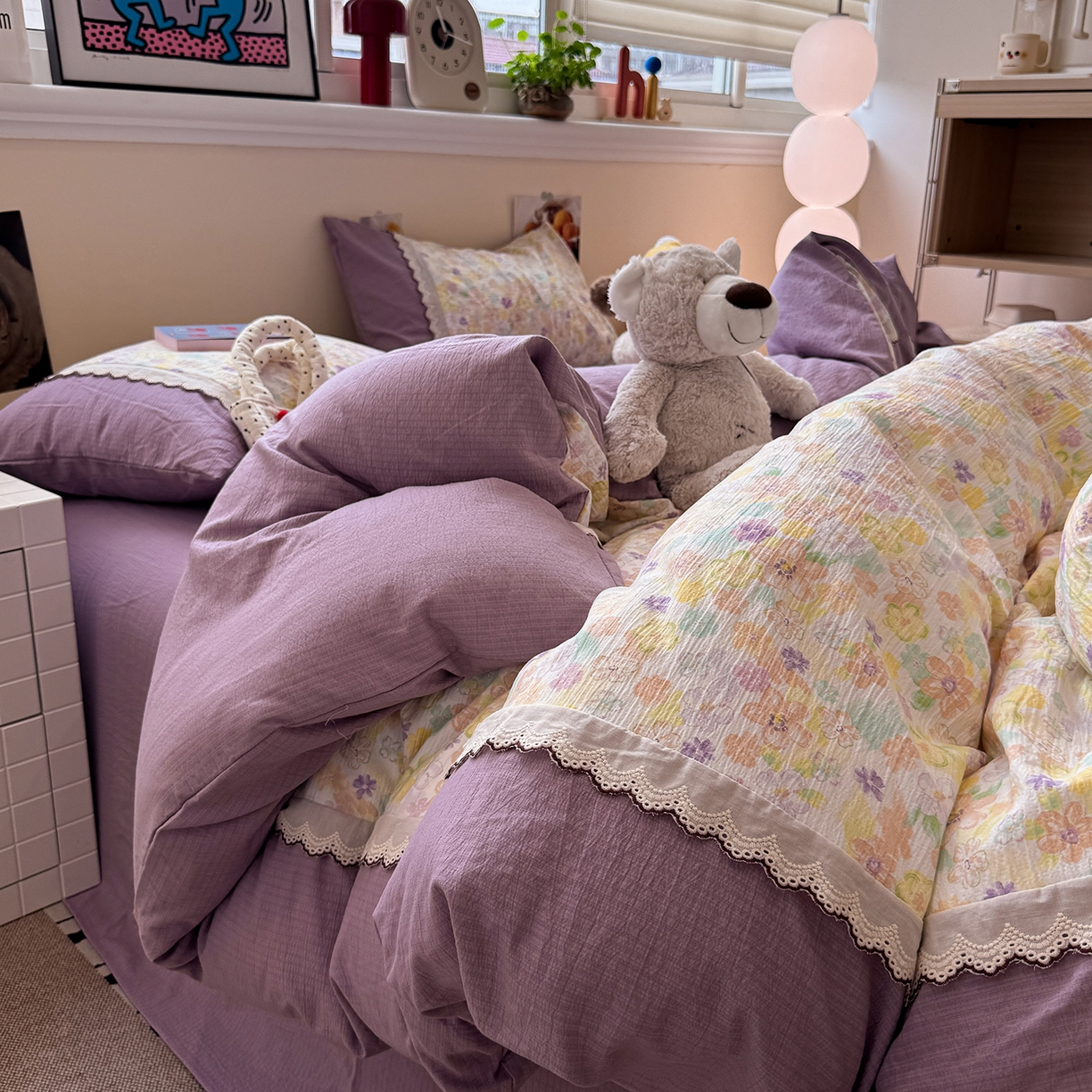 91家纺网 家纺一手货源 找家纺 水墨江南 2025新款云感皱皱纱全棉花边四件套-场景二 花边款-花雨