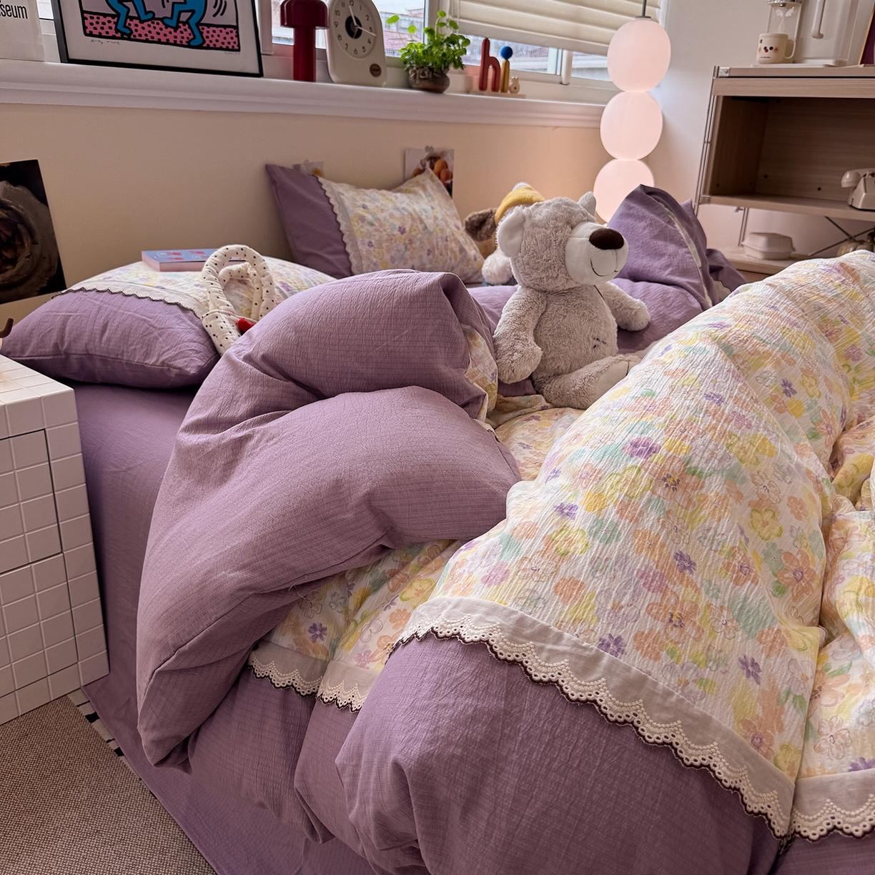 91家纺网 家纺一手货源 找家纺 水墨江南 2025新款云感皱皱纱全棉花边四件套-场景二 花边款-花雨