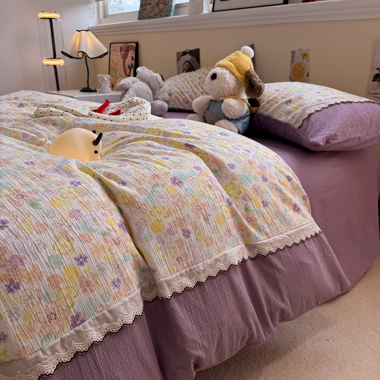 91家纺网 家纺一手货源 找家纺 水墨江南 2025新款云感皱皱纱全棉花边四件套-场景二 花边款-花雨