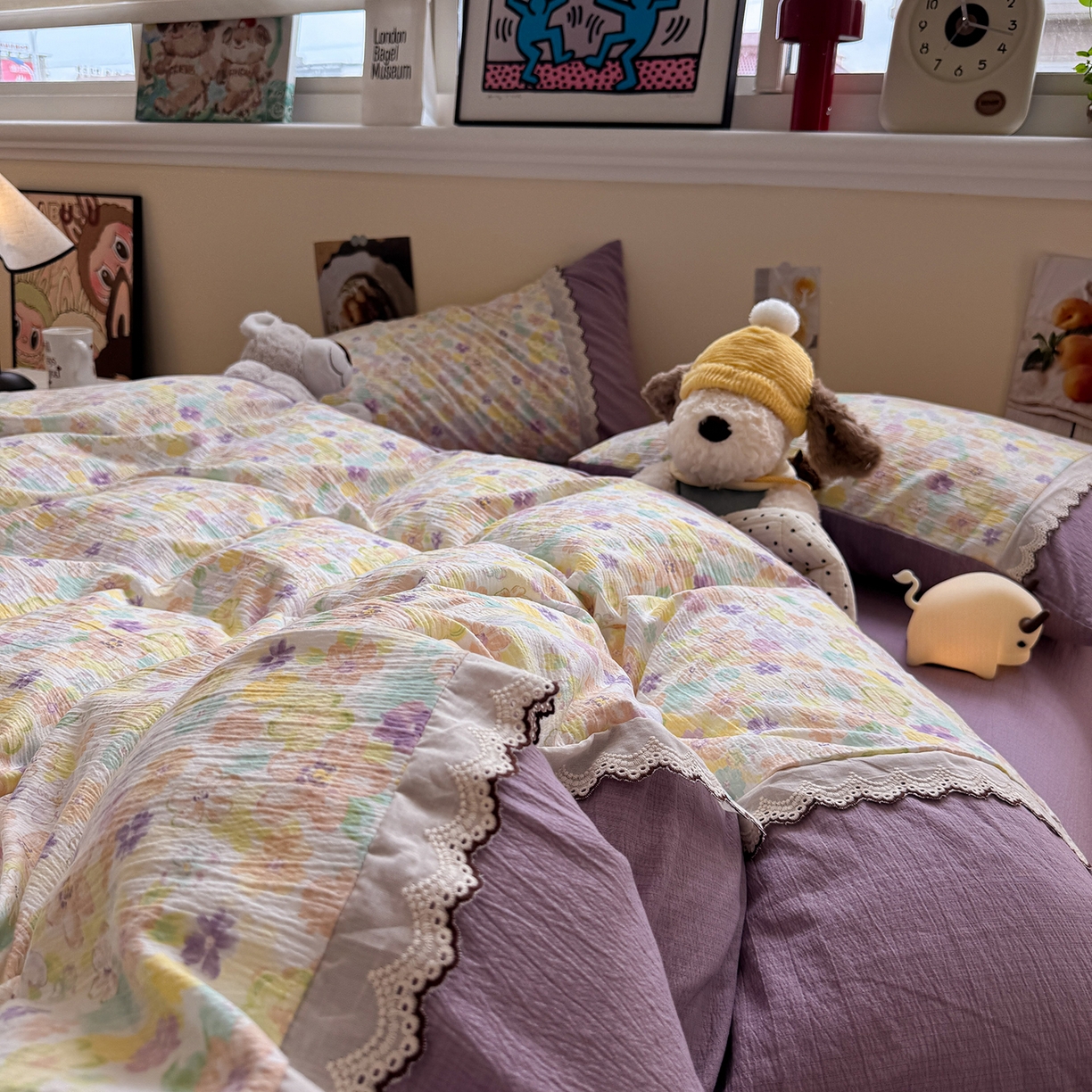 91家纺网 家纺一手货源 找家纺 水墨江南 2025新款云感皱皱纱全棉花边四件套-场景二 花边款-花雨