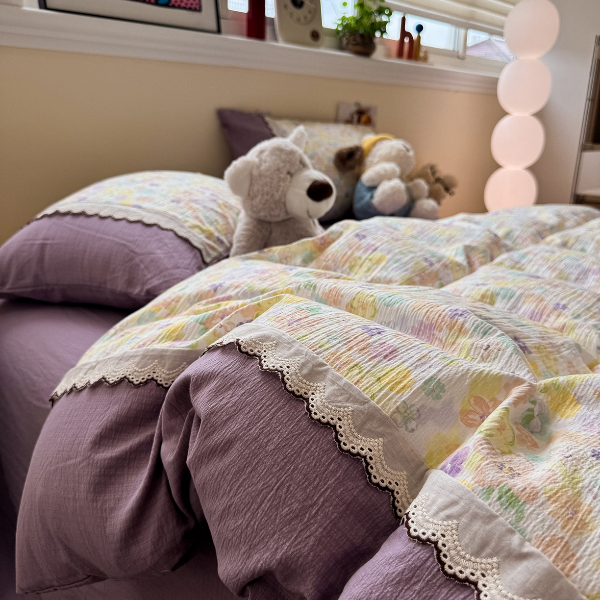 91家纺网 家纺一手货源 找家纺 水墨江南 2025新款云感皱皱纱全棉花边四件套-场景二 花边款-花雨