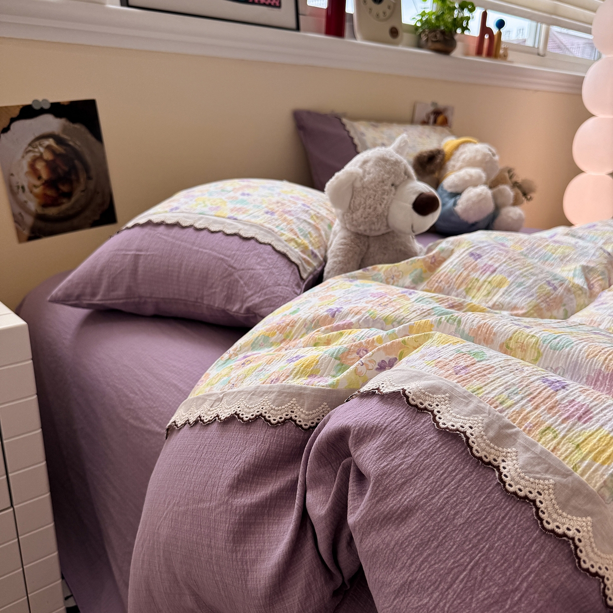 91家纺网 家纺一手货源 找家纺 水墨江南 2025新款云感皱皱纱全棉花边四件套-场景二 花边款-花雨