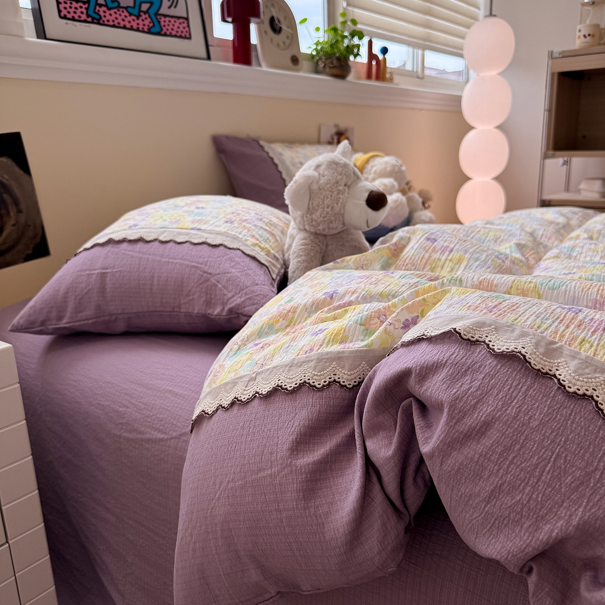 91家纺网 家纺一手货源 找家纺 水墨江南 2025新款云感皱皱纱全棉花边四件套-场景二 花边款-花雨