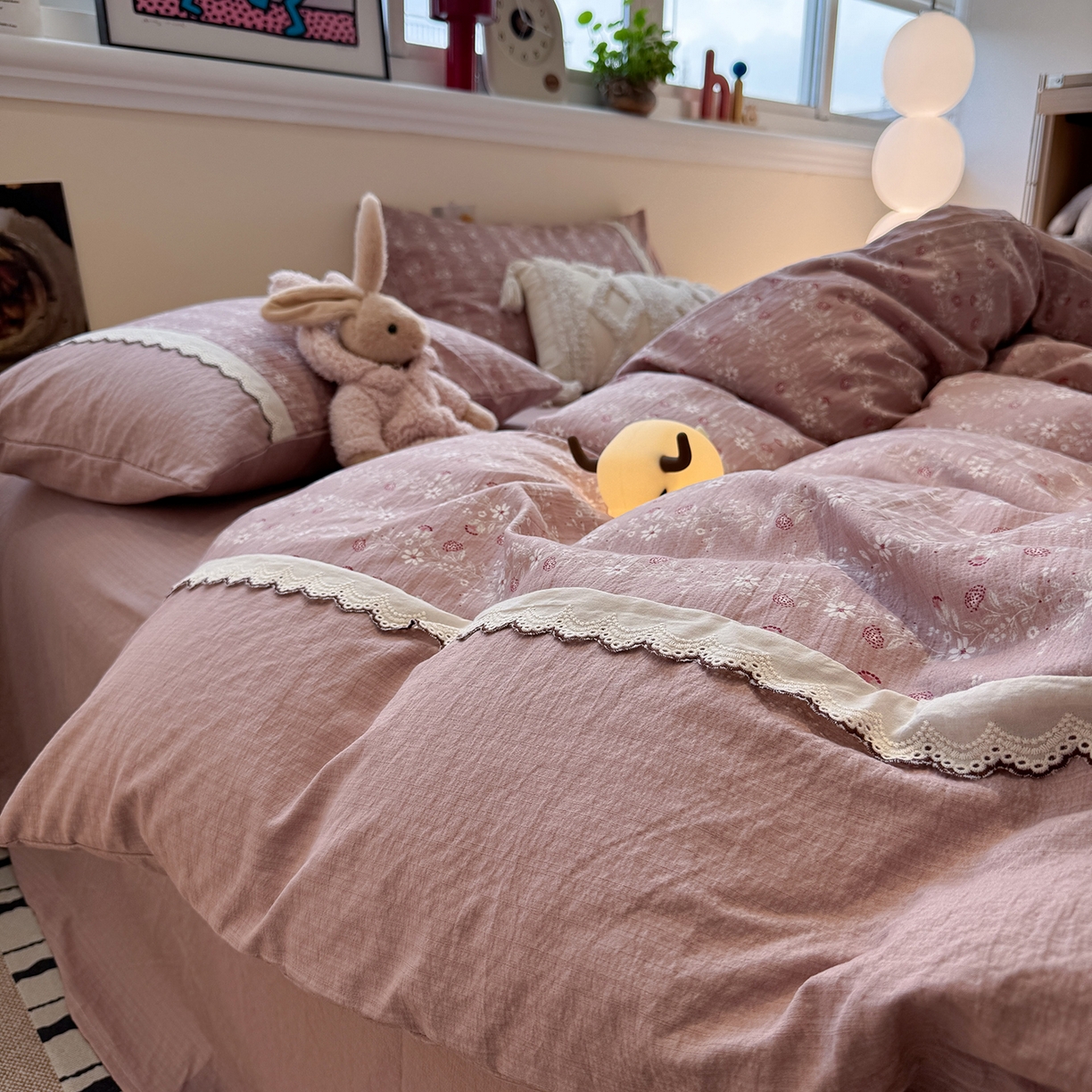 91家纺网 家纺一手货源 找家纺 水墨江南 2025新款云感皱皱纱全棉花边四件套-场景二 花边款-花枝