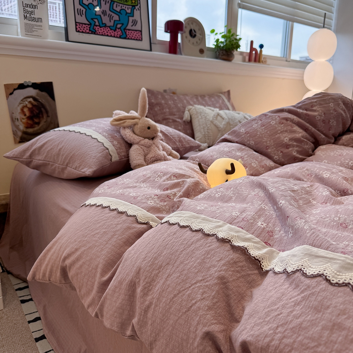 91家纺网 家纺一手货源 找家纺 水墨江南 2025新款云感皱皱纱全棉花边四件套-场景二 花边款-花枝