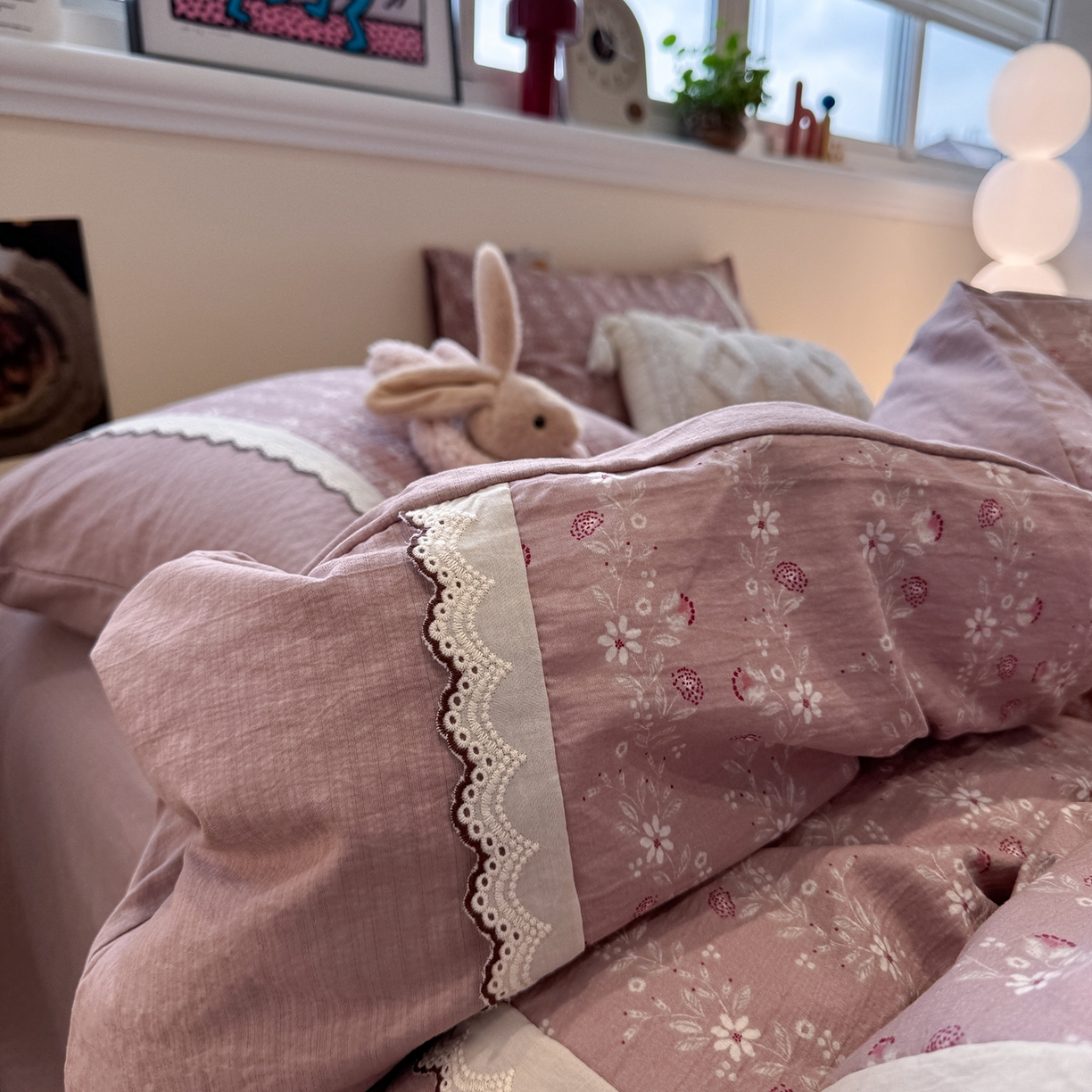 91家纺网 家纺一手货源 找家纺 水墨江南 2025新款云感皱皱纱全棉花边四件套-场景二 花边款-花枝