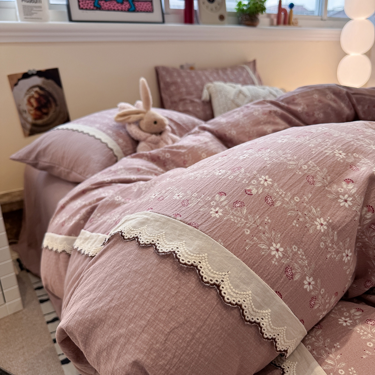 91家纺网 家纺一手货源 找家纺 水墨江南 2025新款云感皱皱纱全棉花边四件套-场景二 花边款-花枝