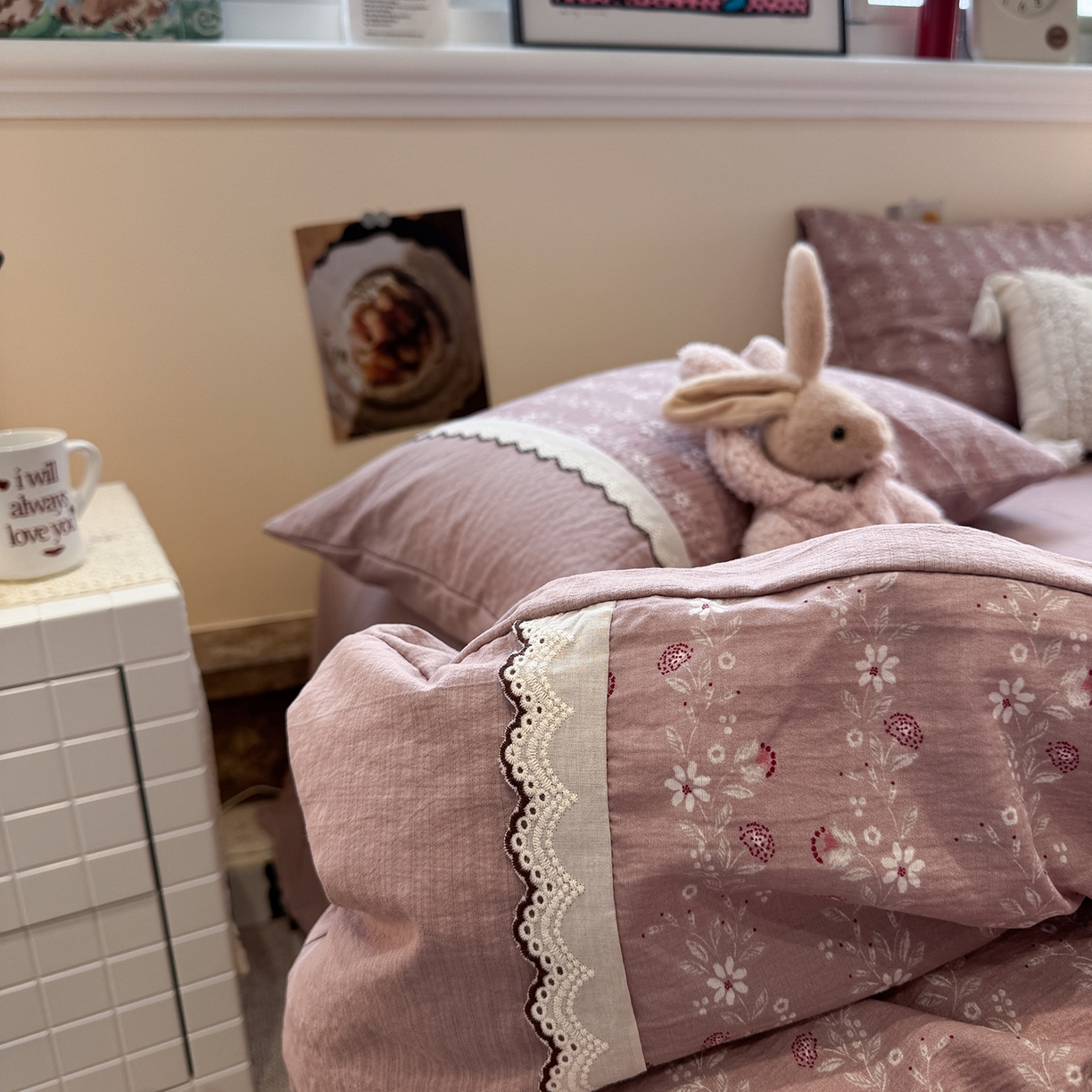 91家纺网 家纺一手货源 找家纺 水墨江南 2025新款云感皱皱纱全棉花边四件套-场景二 花边款-花枝