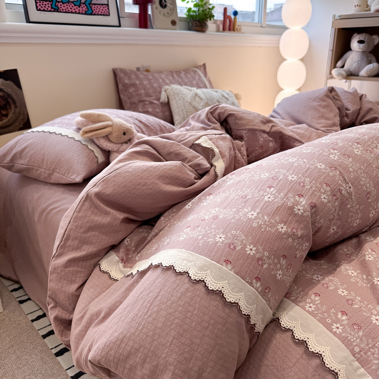 91家纺网 家纺一手货源 找家纺 水墨江南 2025新款云感皱皱纱全棉花边四件套-场景二 花边款-花枝