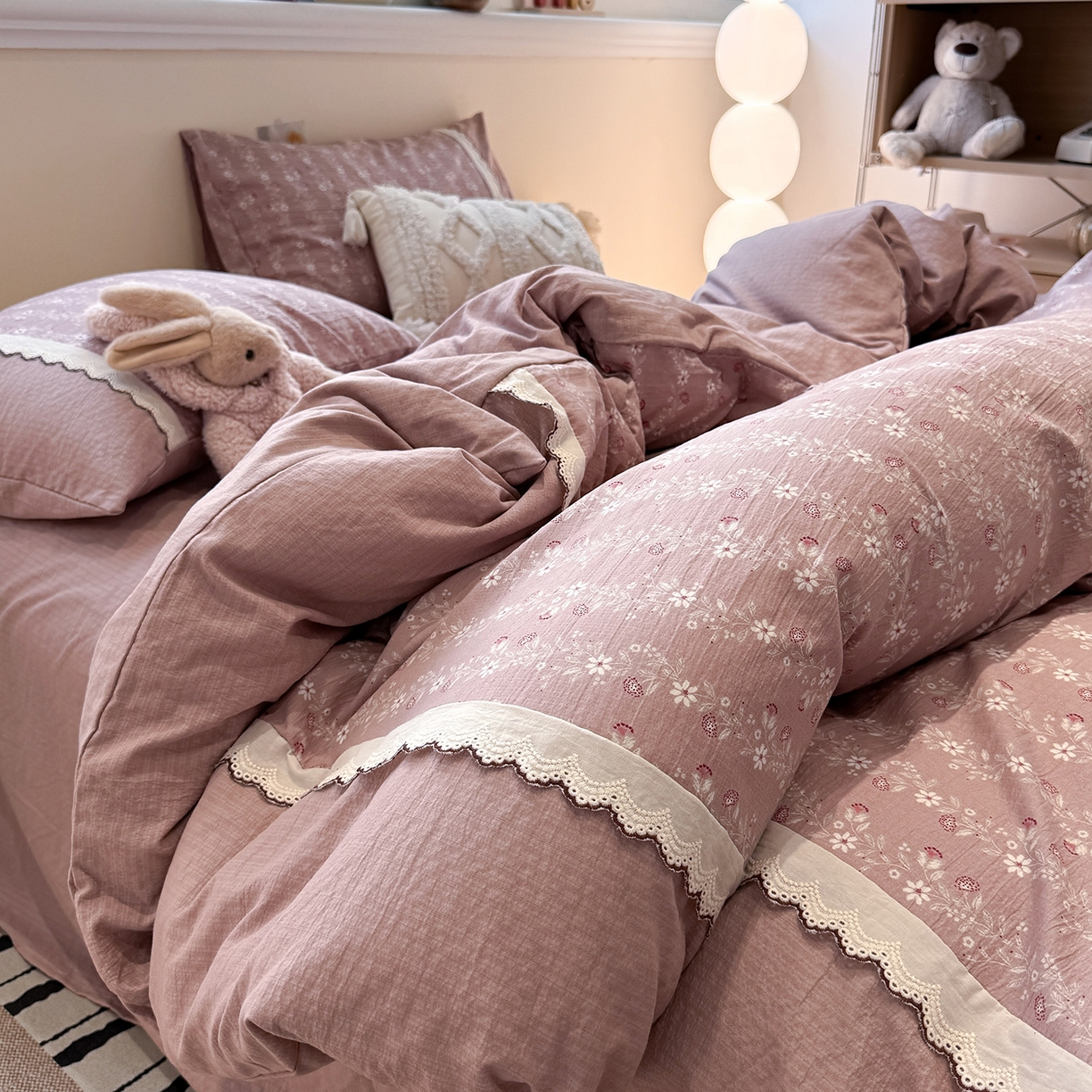 91家纺网 家纺一手货源 找家纺 水墨江南 2025新款云感皱皱纱全棉花边四件套-场景二 花边款-花枝