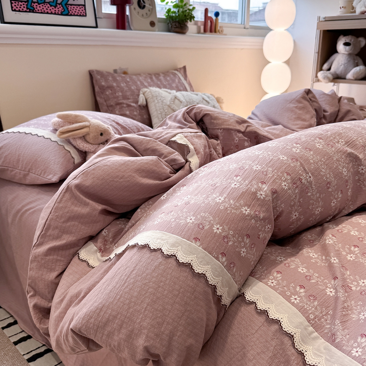 91家纺网 家纺一手货源 找家纺 水墨江南 2025新款云感皱皱纱全棉花边四件套-场景二 花边款-花枝