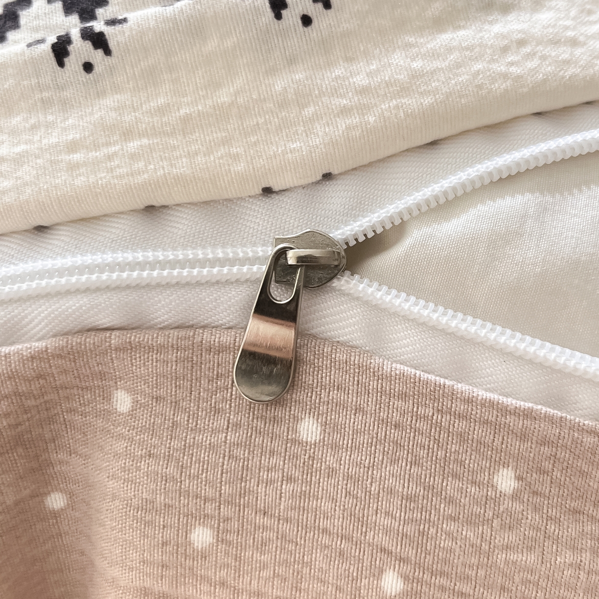 91家纺网 家纺一手货源 找家纺 格真 2025秋冬新款110克高克重提花加厚皱皱纱双层纱四件套双面印花 波西米亚