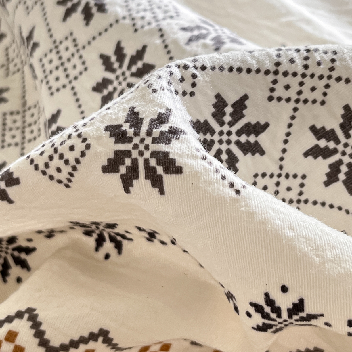 91家纺网 家纺一手货源 找家纺 格真 2025秋冬新款110克高克重提花加厚皱皱纱双层纱四件套双面印花 波西米亚