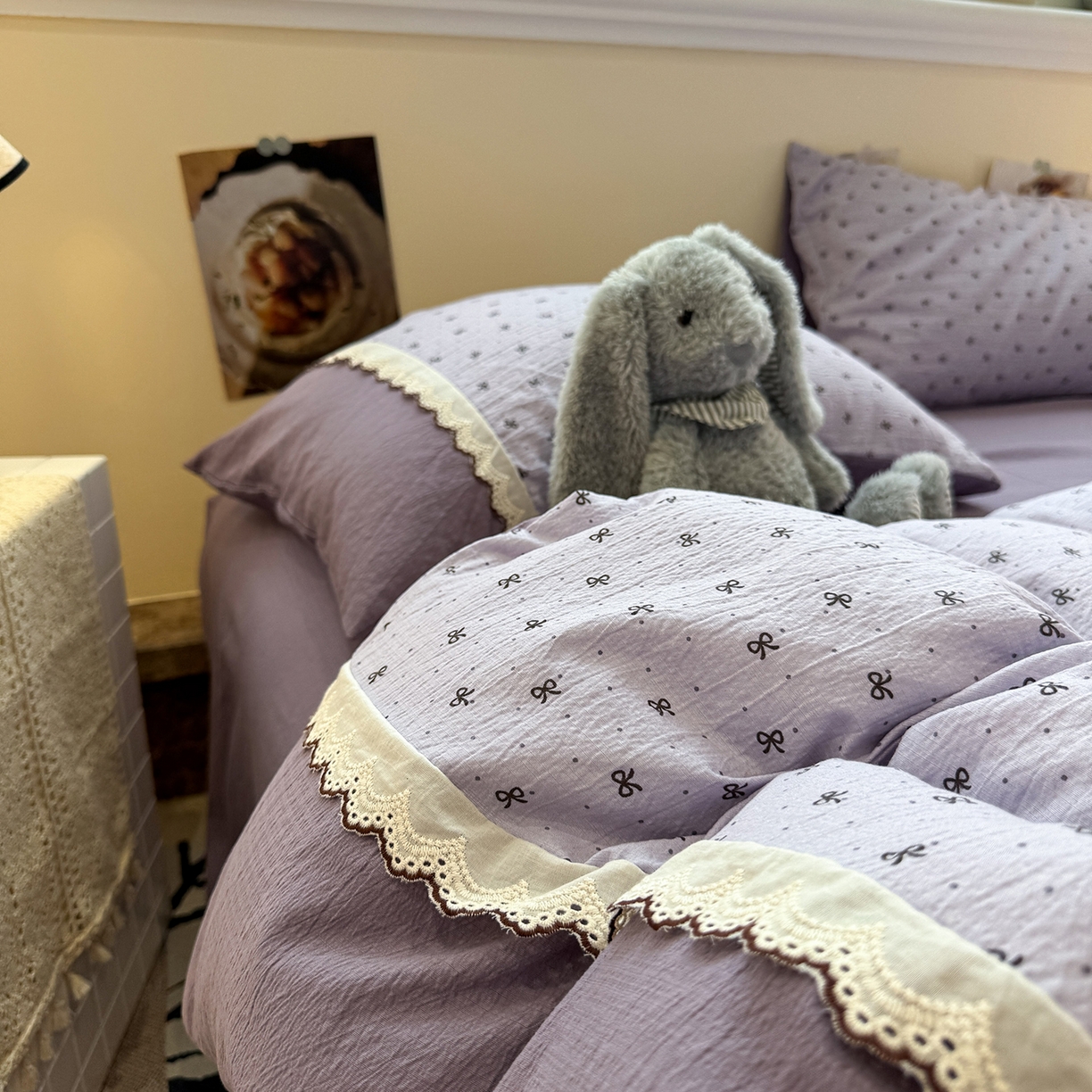 91家纺网 家纺一手货源 找家纺 水墨江南 2025新款云感皱皱纱全棉花边四件套-场景二 花边款-欢乐颂