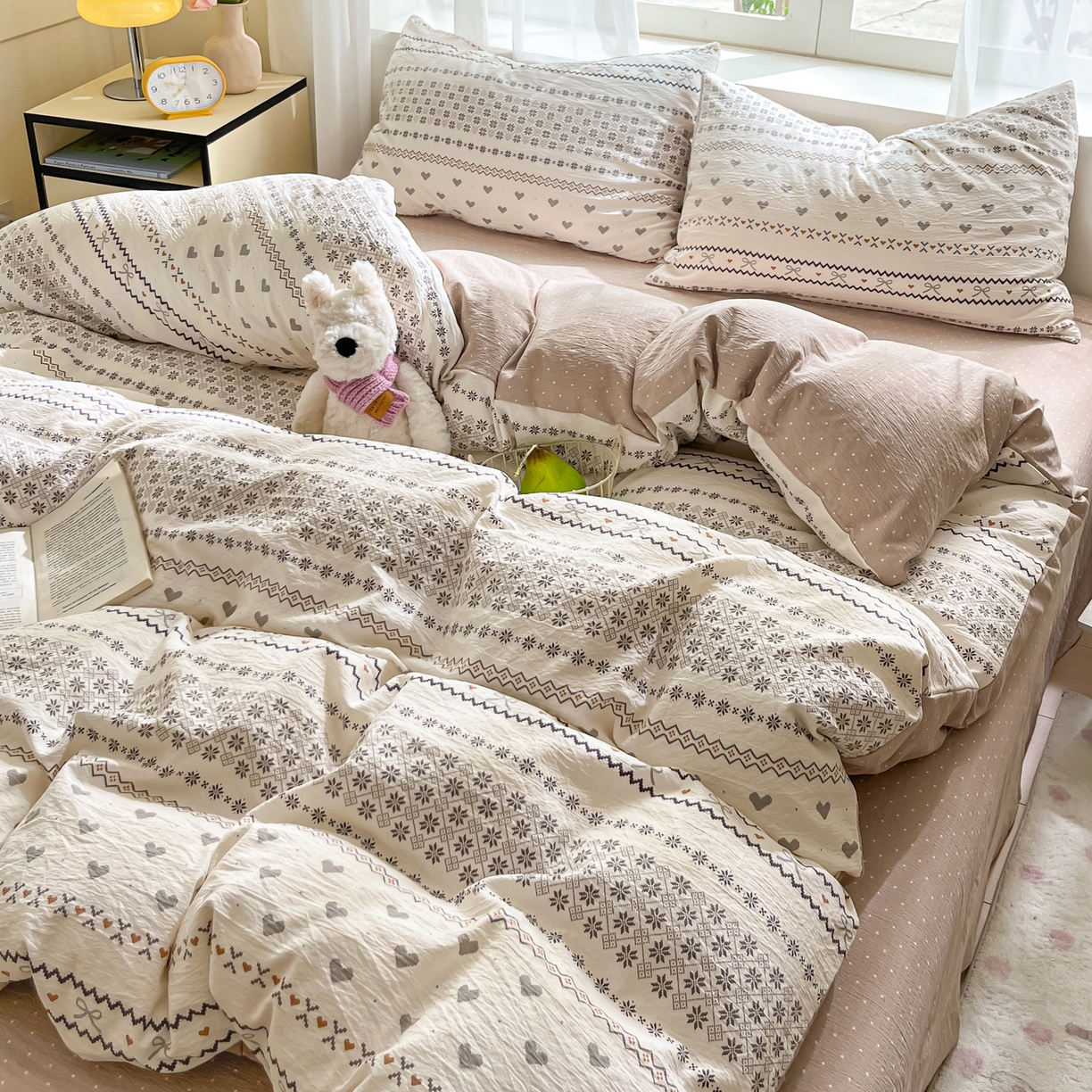 91家纺网 家纺一手货源 找家纺 格真 2025秋冬新款110克高克重提花加厚皱皱纱双层纱四件套双面印花 波西米亚