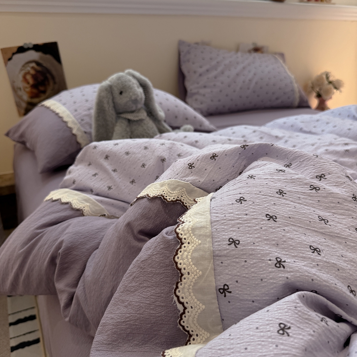 91家纺网 家纺一手货源 找家纺 水墨江南 2025新款云感皱皱纱全棉花边四件套-场景二 花边款-欢乐颂