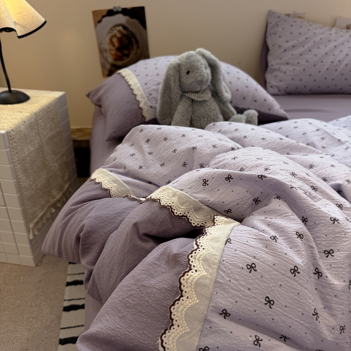 91家纺网 家纺一手货源 找家纺 水墨江南 2025新款云感皱皱纱全棉花边四件套-场景二 花边款-欢乐颂