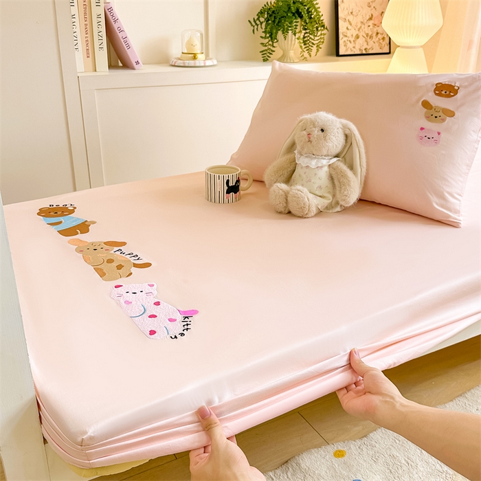 91家纺网 家纺一手货源 找家纺 灰鲸 2025新款全棉刺绣床笠-懒懒小憩学生床系列 懒懒小憩-粉