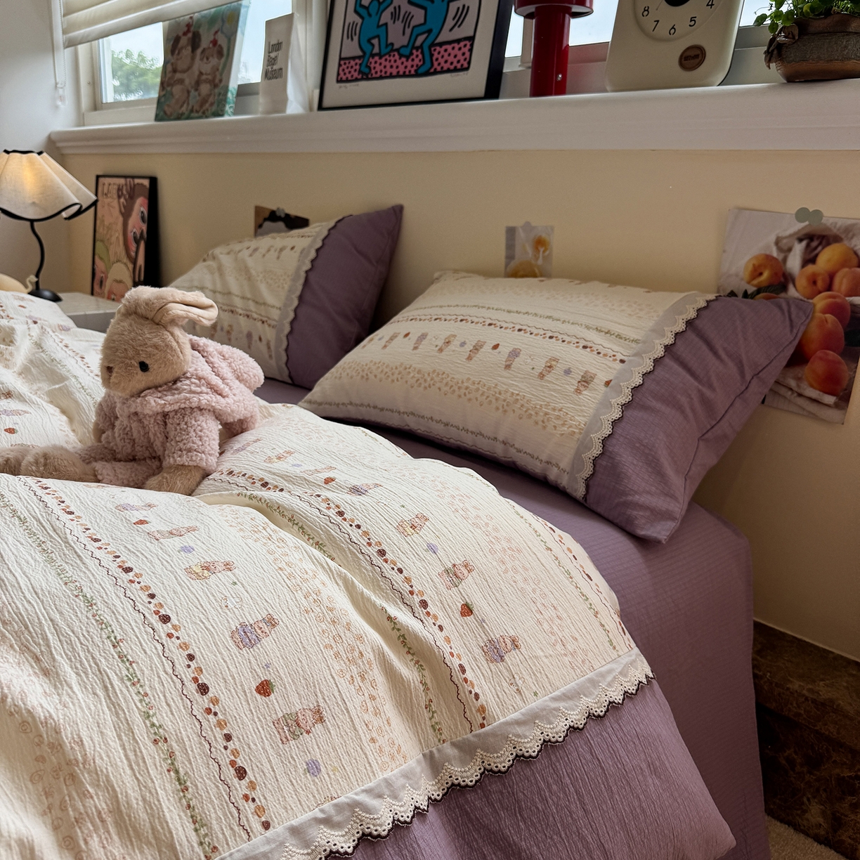 91家纺网 家纺一手货源 找家纺 水墨江南 2025新款云感皱皱纱全棉花边四件套-场景二 花边款-快乐小兔